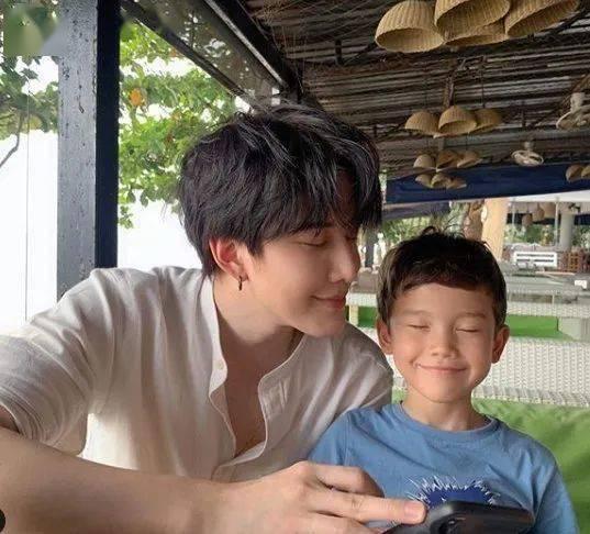 泰国明星吃瓜图片,一场美食与娱乐的跨界盛宴  第2张