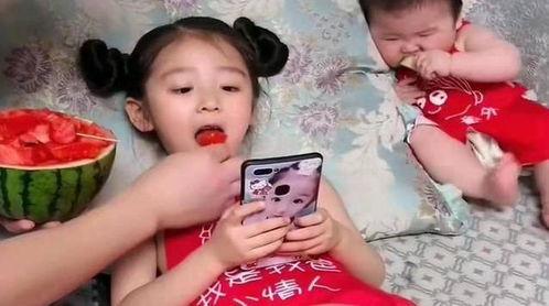 吃瓜的孩子视频,一场网络现象的狂欢与反思  第2张