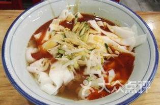 上海粉面馆吃瓜,一勺热汤，一碟小菜，尽享市井烟火气