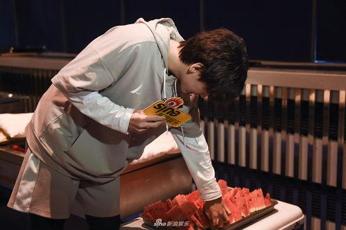 吃瓜少年拍照,吃瓜少年镜头下的趣味瞬间