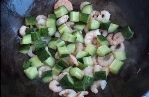 小瓜和虾可以吃在一起吗,小瓜与虾的完美融合