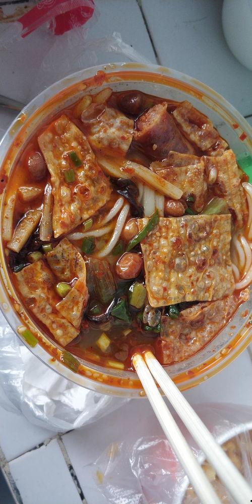 螺蛳粉店吃瓜,一场味蕾与笑点的邂逅