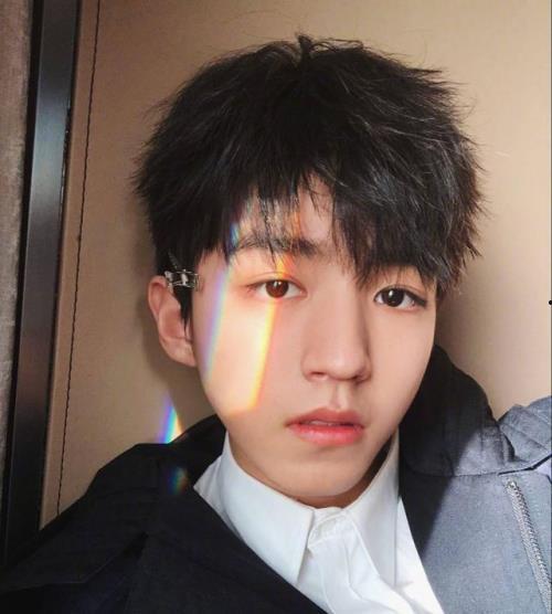 王俊凯吃瓜偷笑,揭秘娱乐圈幕后趣闻