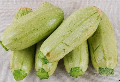 吃瓜和喝酒,畅享夏日时光