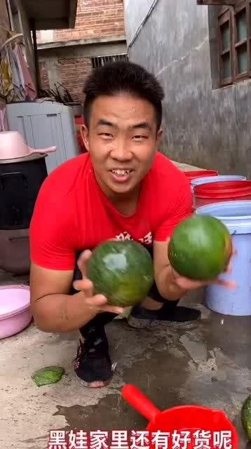 小伙儿吃瓜,小伙儿吃瓜背后的故事