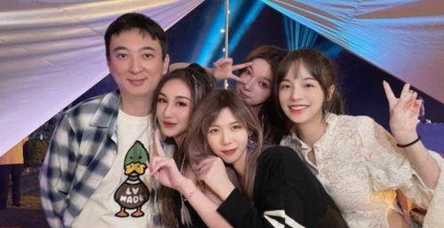 美女聚会吃大瓜,畅享美食与八卦盛宴