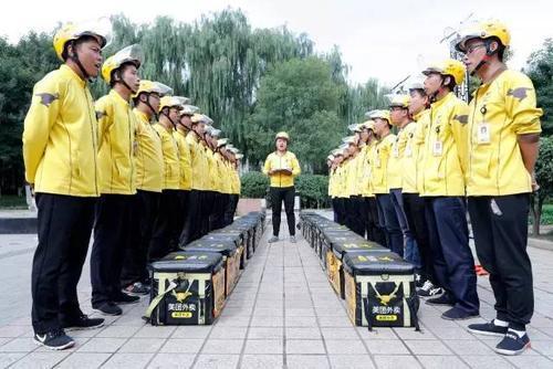 送外卖遇吃瓜,外卖小哥送餐途中遭遇“吃瓜群众”围观