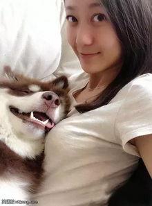 姐妹吃瓜照片搞笑,笑料百出，瞬间成为朋友圈焦点！