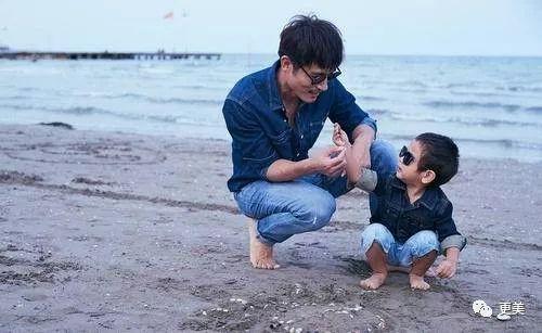 大眼萌娃吃瓜,萌态十足引网友热议