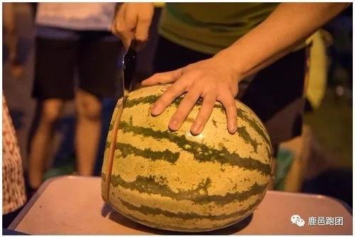 跑步后吃瓜说说,吃瓜的甜蜜放松时刻